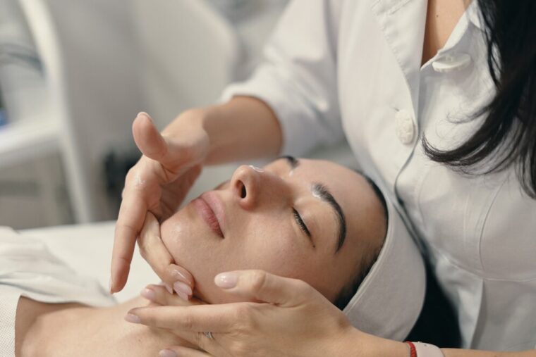 Disfruta los beneficios del peeling facial de Dermalaser